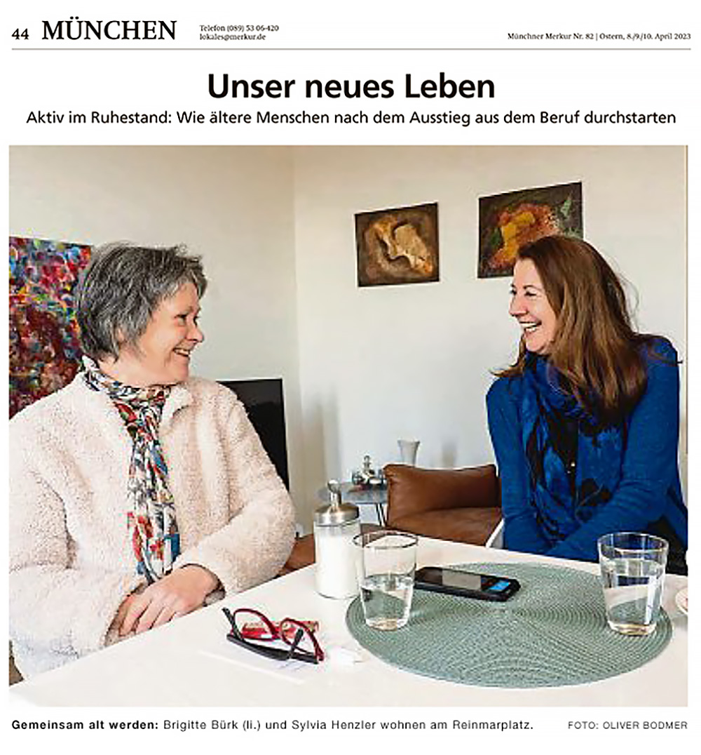 2 Wohnfrauen am Tisch im Gespräch lachen miteinander