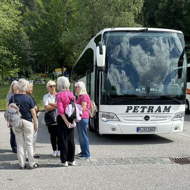 4 Frauen am Tisch beim Kaffee mit Blick auf die Berge durch das Fenster