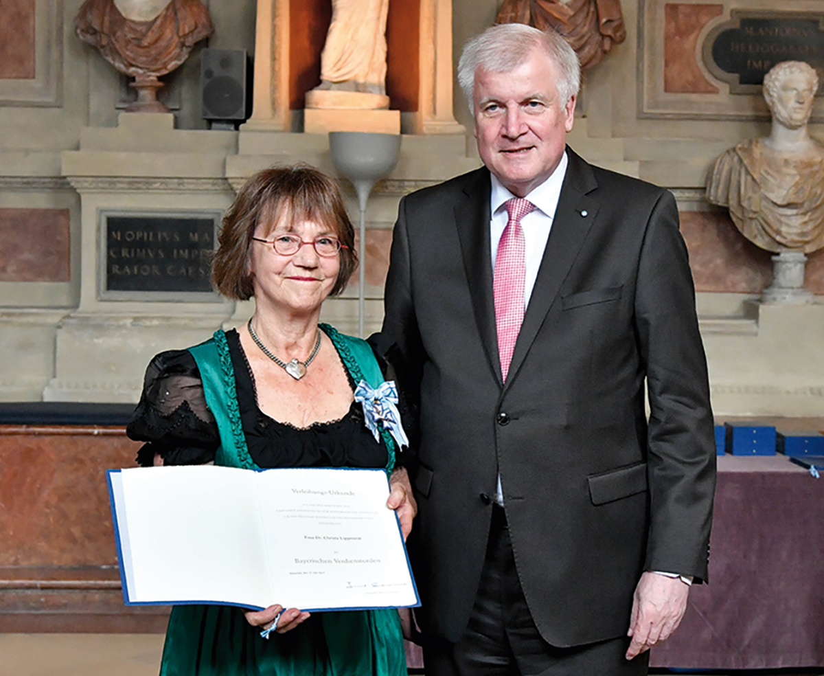 Dr. Christa Lippmann mit der Urkunde mit dem damaligen Ministerpräsident Horst Seehofer