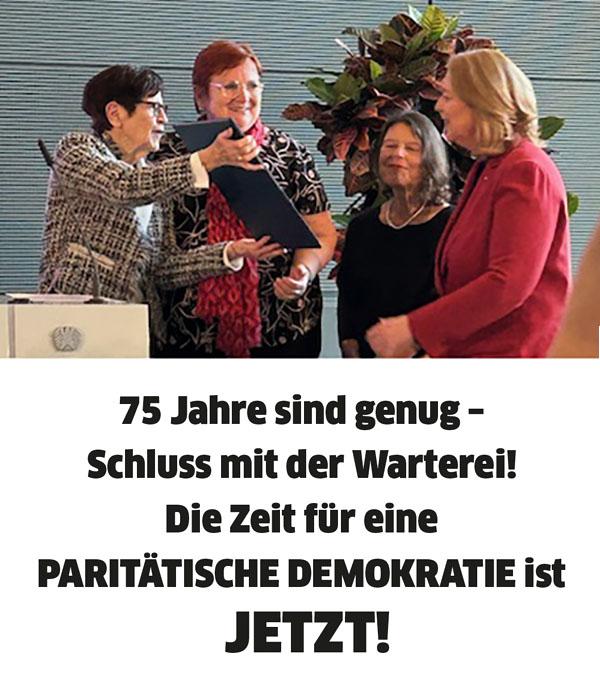 Rita Süßmuth überreicht Bärbel Bas, Präsidentin des Bundestages das ManifestChrista Lippmann mit Blumenstrauss und Urkunde