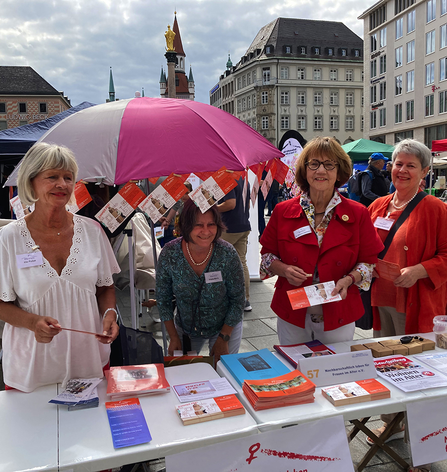 4 Frauen auf dem Marienplatz an unserem Infostand