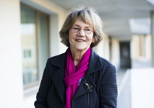 Portrait Christa Lippmann mit dunkelpinkfarbenem Schal