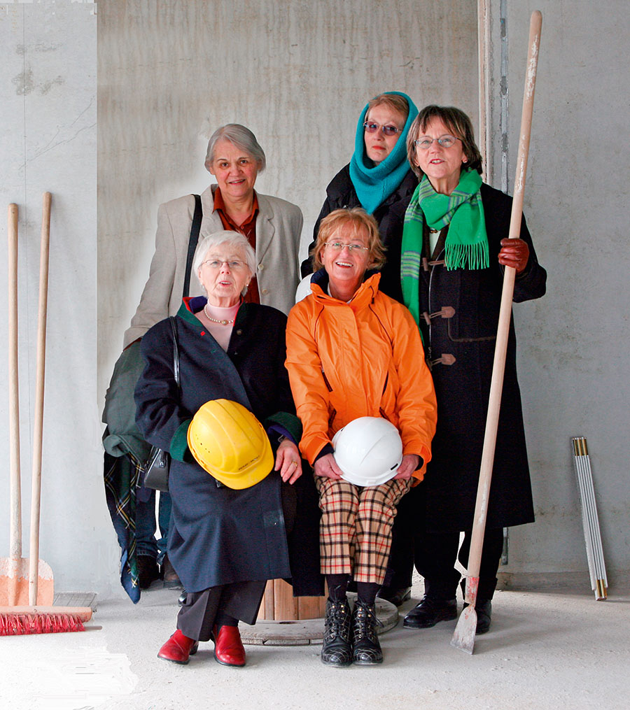 Christa Lippmann mit 3 Frauen auf der Baustelle