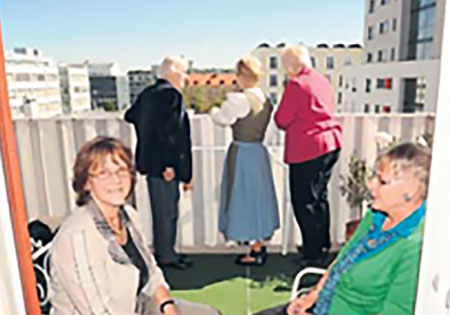 die Wohnfrauen  auf Balkon