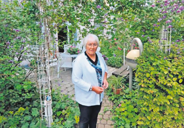 Wohnfrau im kleinen Garten
