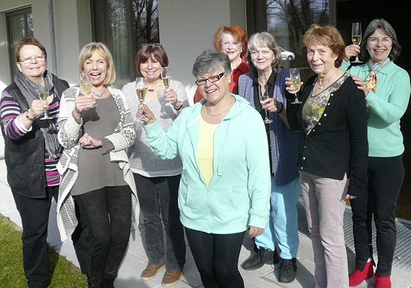 Die Wohnfrauen von WG 3 feiern mit einem Glas Sekt