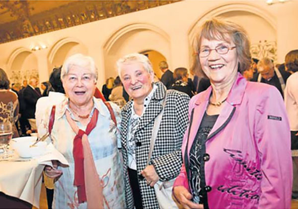 Frau Dr. Lippmann mit 2 Wohnfrauen im Münchner Rathaus