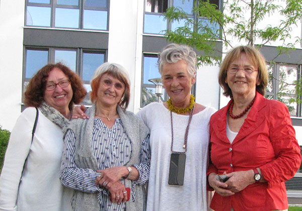 4 Wohnfrauen im innenhof der neuen Wohnanlage