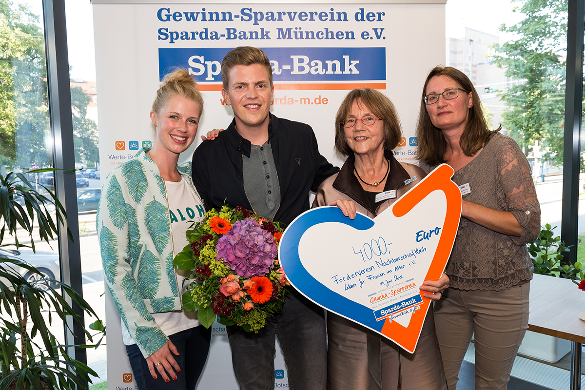 Übergabe des Preises an Fr. Dr. Lippmann und Angela Lang durch Christine Eixenberger und Ferdinand Hofer