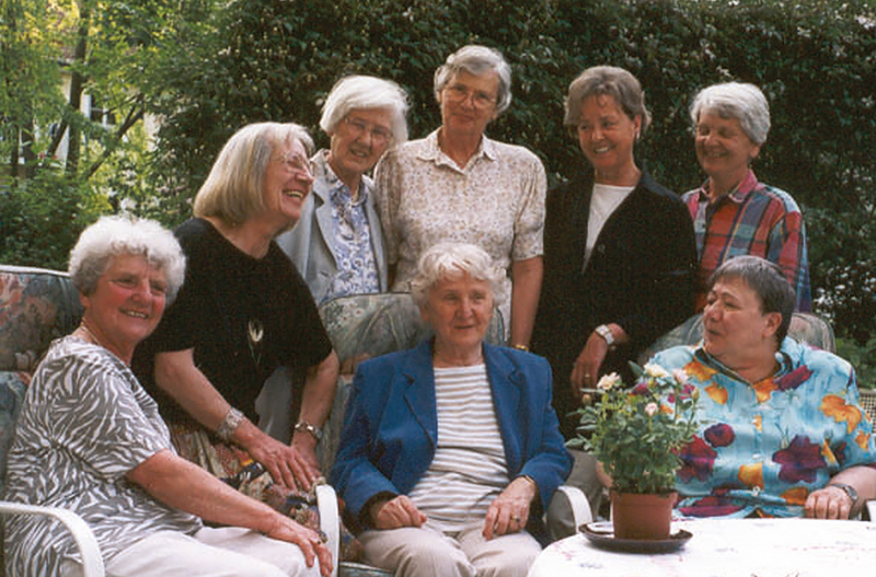 wg1: 8 Wohnfrauen freuen sich über die erste Wohngruppe für eine sorgende Hausgemeinschaft 1997