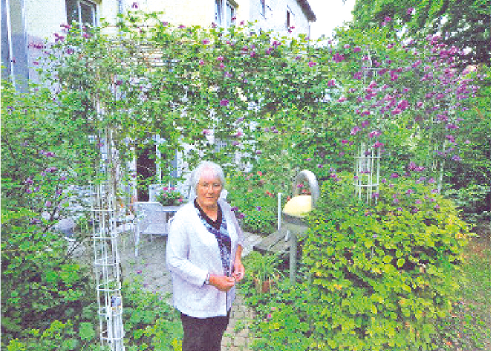 wg1: unsere Wohnfrau Edith im Garten vor der Terrasse