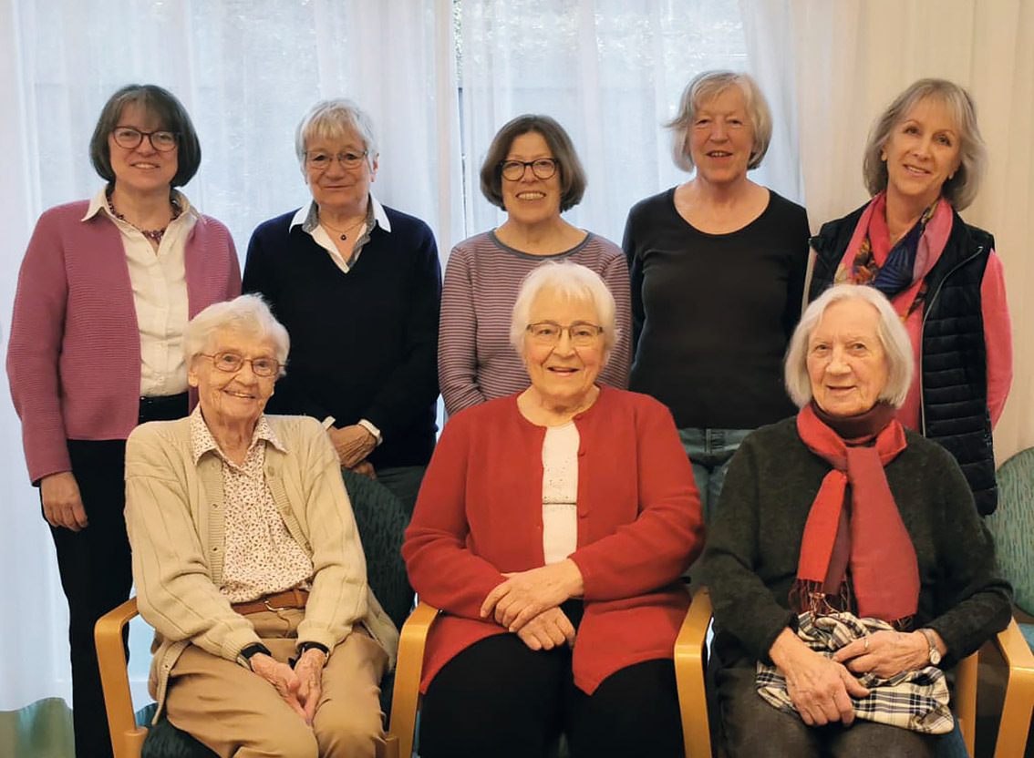 wg1: 8 Wohnfrauen 2025 blicken in die Kamera
