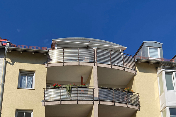 wg1: Blick auf die Aussenfassade mit Balkonen