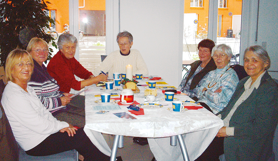 wg2: 7 Wohnfrauen am Kaffeetisch 2002