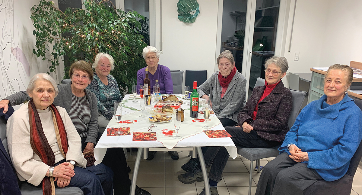 Die 8 Wohnfrauen von Wohngruppe 2 beim gemeinsamen Zusammensein im Gemeinschaftsraum