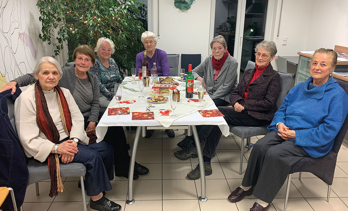 wg2: 87 Wohnfrauen am Kaffeetisch feiern gemeinsam Advent mit Weihnachtsplätzchen und Sekt