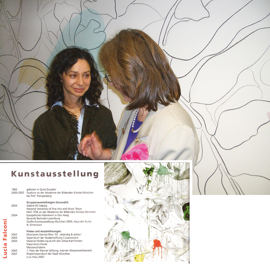 Die Malerin vor ihrem Wandbild im Gespräch mit Christa Lippmann und Einladungskarte zur Kunstausstellung