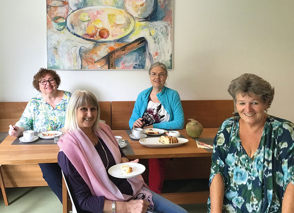 Gemeinschaftsraum WG 5: 4 Frauen beim gemeinsamen Kaffeetrinken mit Kuchen