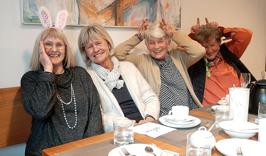 wg5: 4 Frauen albern mit Finger “Osterhasen” Ohren