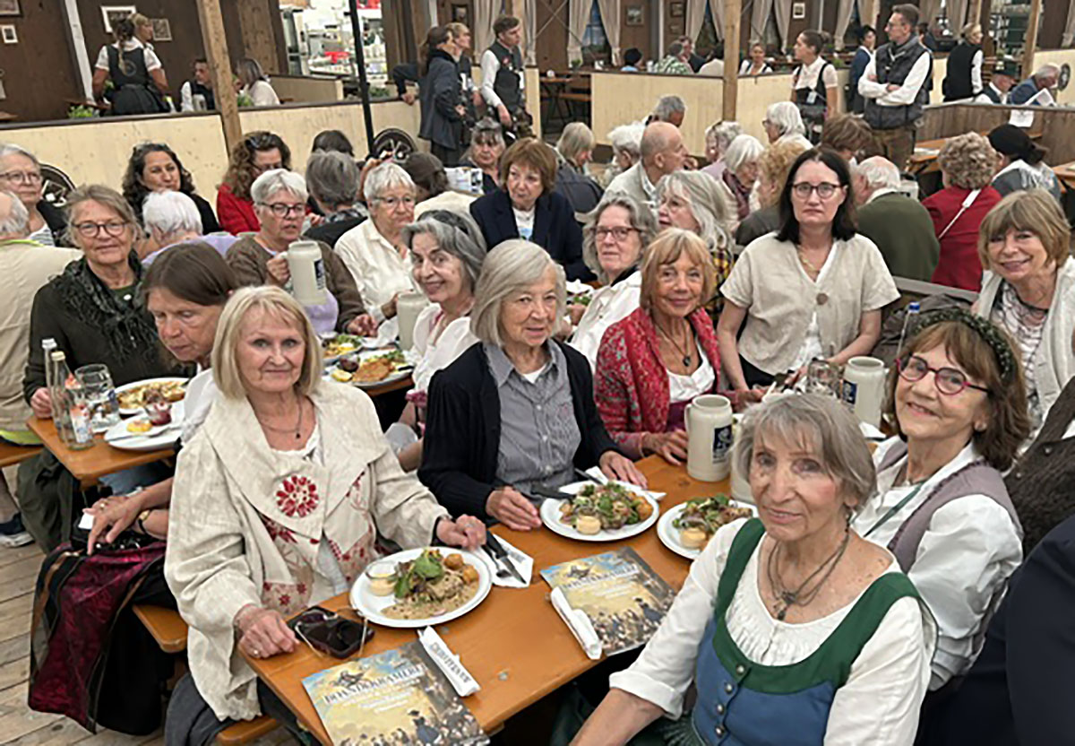 Blick auf die 3 Biertische mit unseren Wohnfrauen