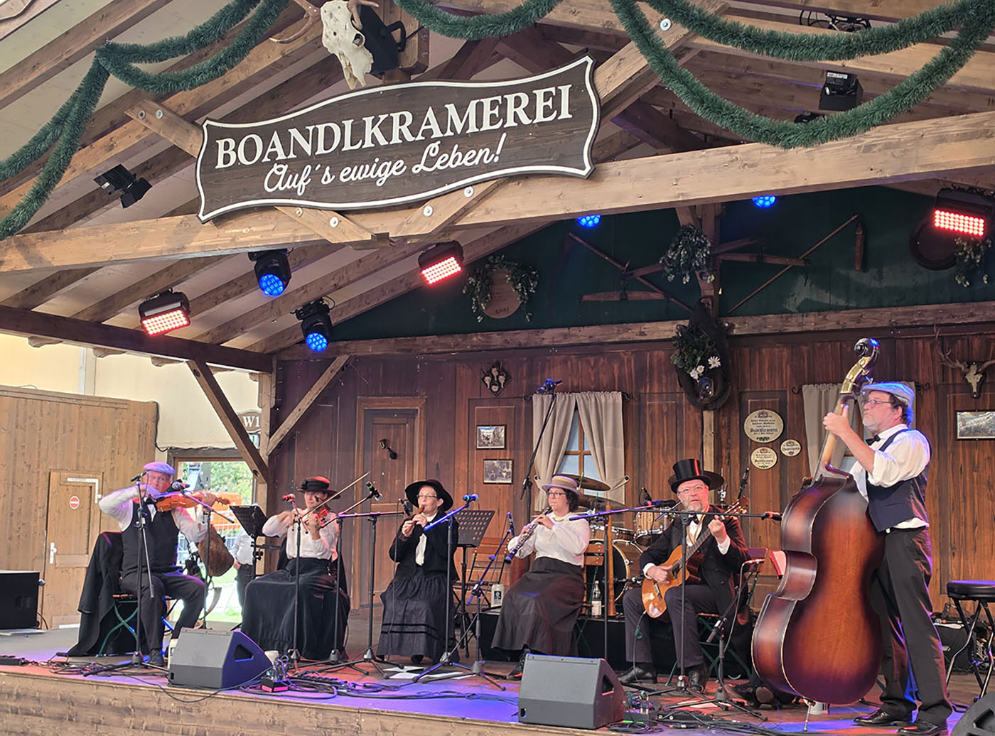 Die Musikanten der 'Danzbar' in historischen Kostümen