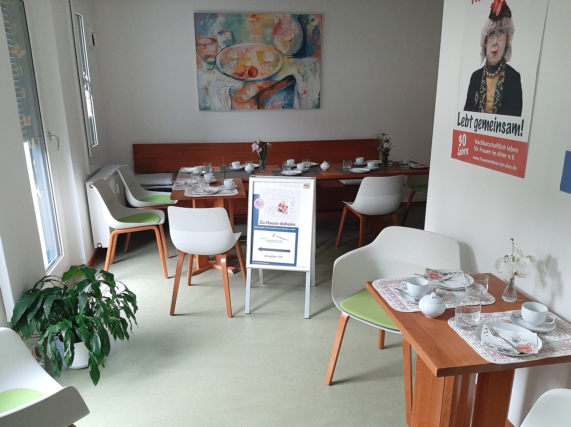 Blick in den für den Kaffee gedeckten Gemeinschaftsraum.